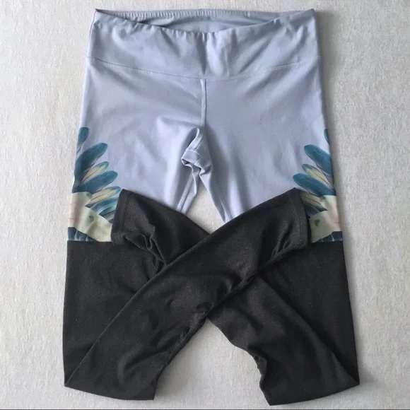 Alo Yoga Goddess Ribbed Legging Woman’s Size Large Tropical Feathers Print/Grey - Picture 1 of 13